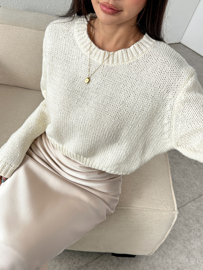 Cream Knit Chic: Cozy Meets Class